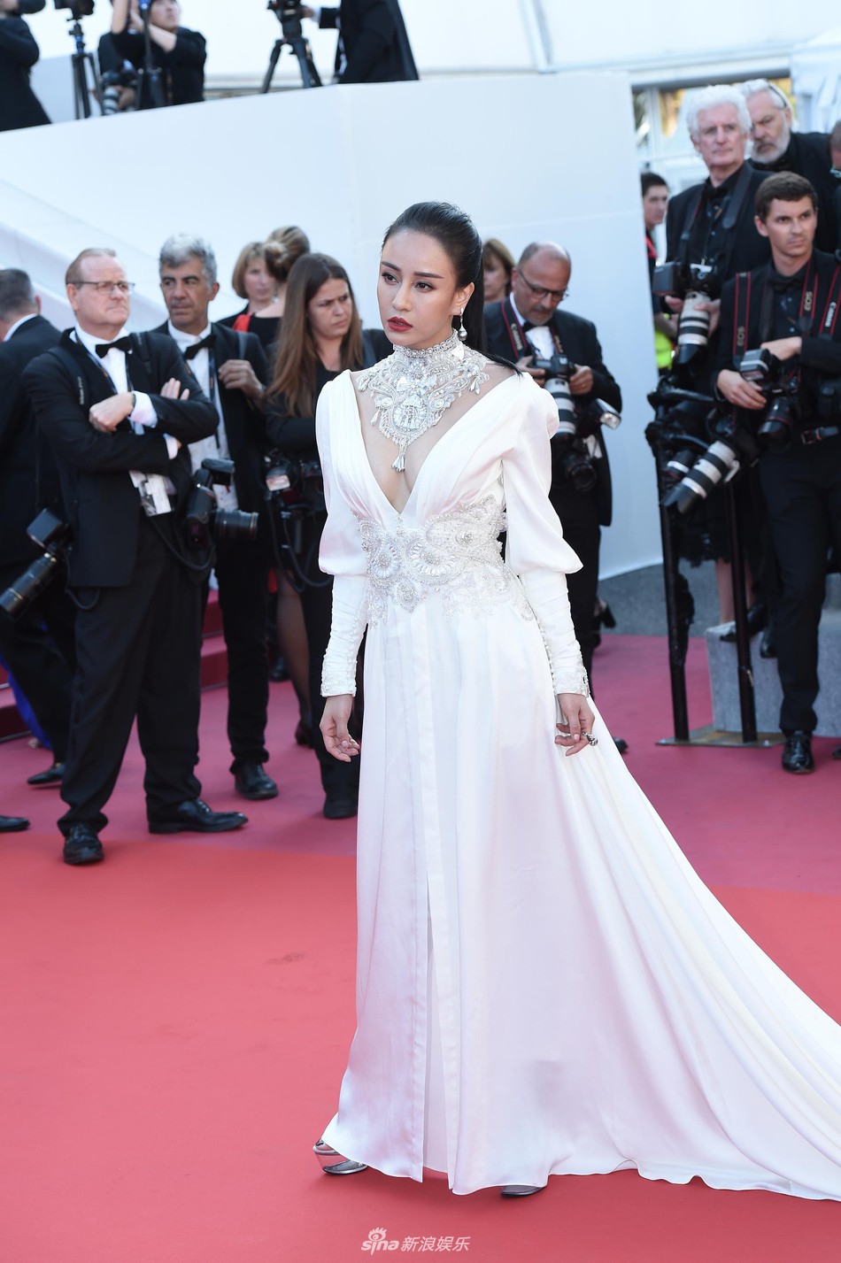 Thảm đỏ Cannes 2018: Phạm Băng Băng hóa nữ thần, Bella Hadid mờ nhạt